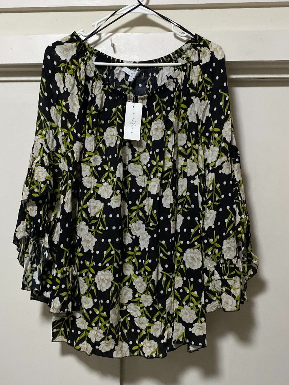 NWT - Fever, black, white & green flowy blouse w/super special sleeves, size XL